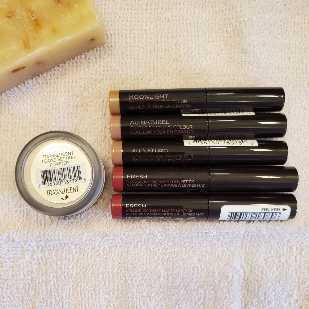 > Laura Mercier makeup set